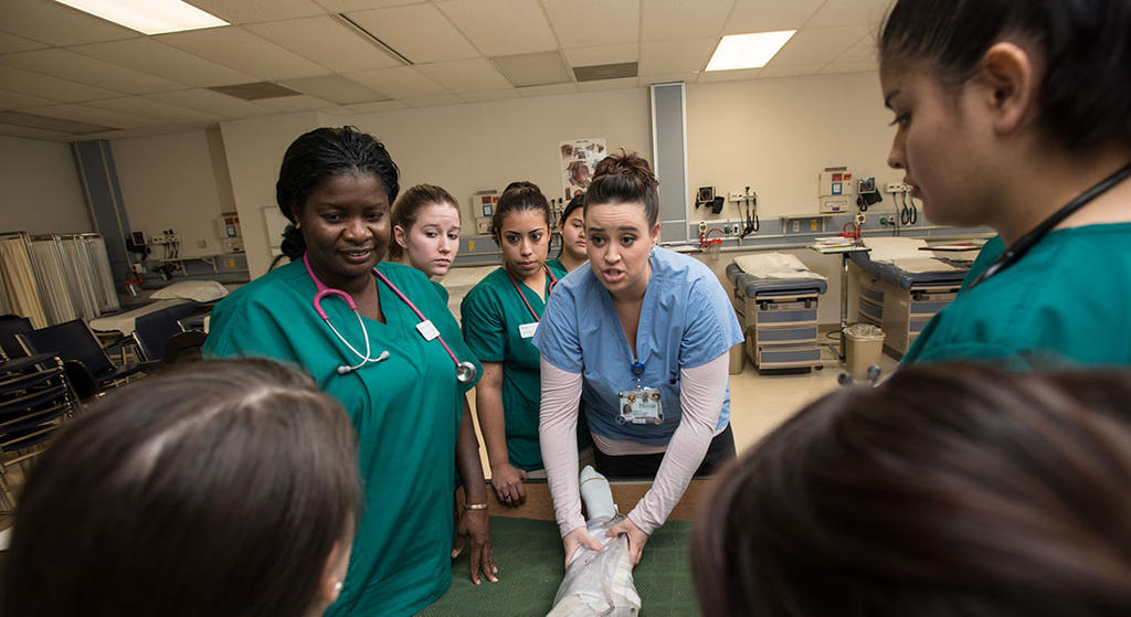 Mason nursing students learn how to set a broken leg