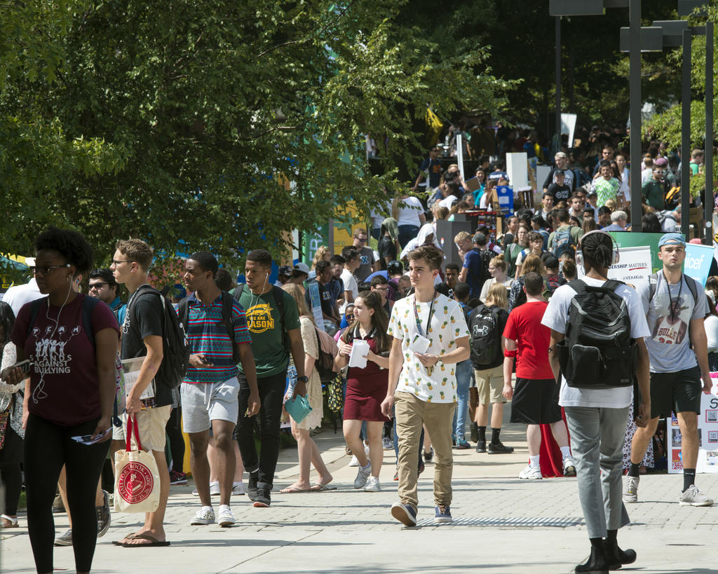 Large group of Mason students walk around Fairfax campus.